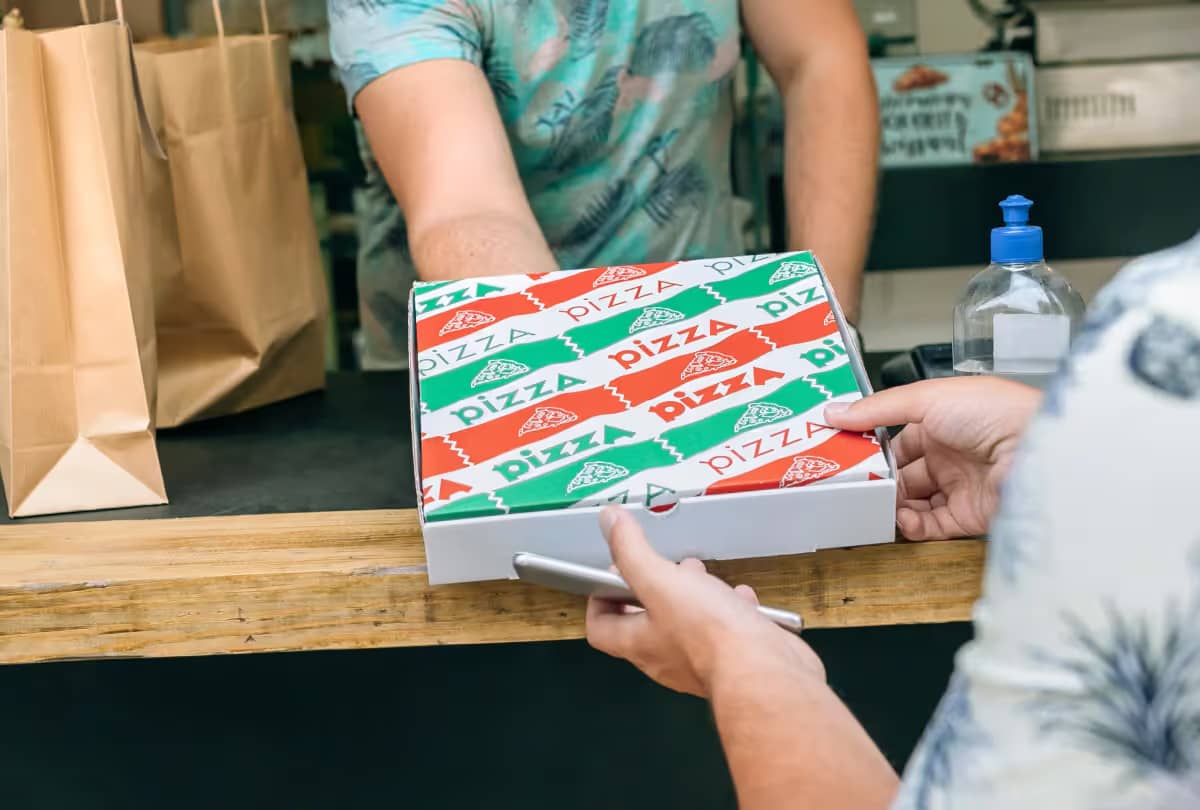 Take Away Bestellung wird am Counter vorbereitet