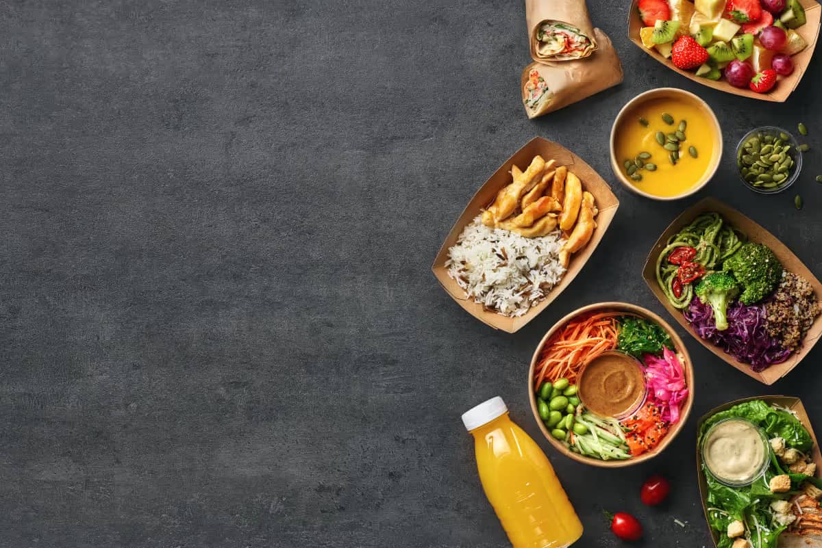 Fertige Take-Away Bestellung wird am Counter übergeben